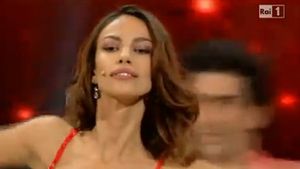 Emotie, pasiune si salsa. Uite cum se misca Madalina Ghenea pe "You can leave your hat on" la Dansez pentru tine din Italia