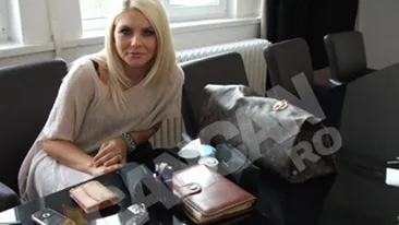 Adina de la Heaven ne-a aratat ce are in poseta. Vezi aici ce matanii si ce ochelari poarta mereu dupa ea!