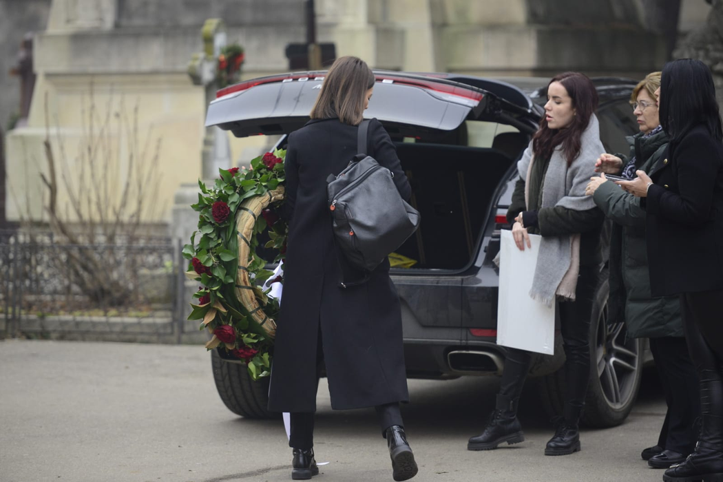 Primele imagini cu familia îndurerată a Cristinei Țopescu. Sicriul cu trupul neînsuflețit al jurnalistei, depus la capela Cimitirului Bellu