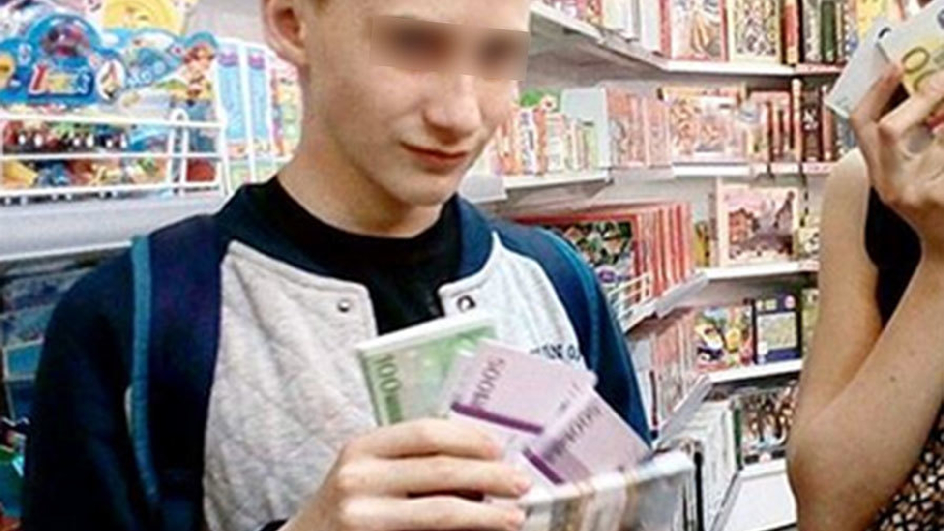 Un băiat de cinci ani a găsit 6.500 euro ascunşi în casă. Tatăl lui s-a luat cu mâinile de cap când a văzut ce a făcut fiul lui cu banii