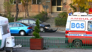 Graba strica treaba. Un barbat a iesit in tromba de pe straduta si a provocat un accident in zona Tineretului