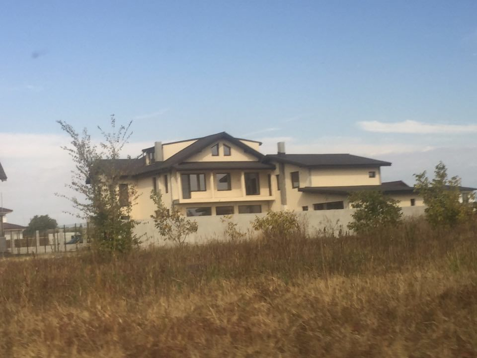 Gabriela Cristea şi Tavi Clonda s-au fotografiat lângă palatul de la Corbeanca. “Să sădeşti un pom, să construieşti o casă şi să…”