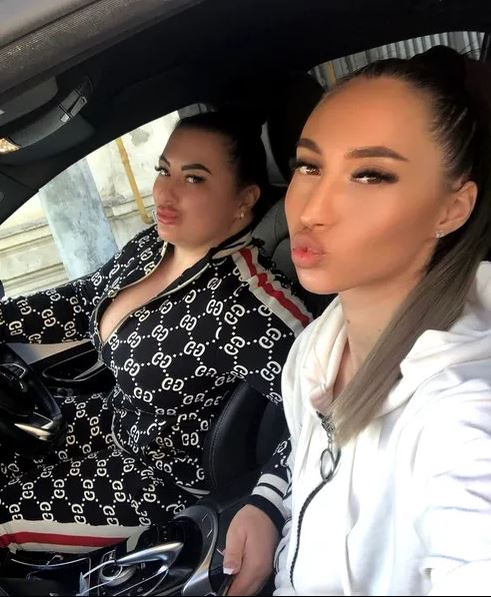Ce bombă-sexy e sora lui Tavi Popescu! „Bunăciunea” nu ratează niciun meci al FCSB-ului | GALERIE FOTO