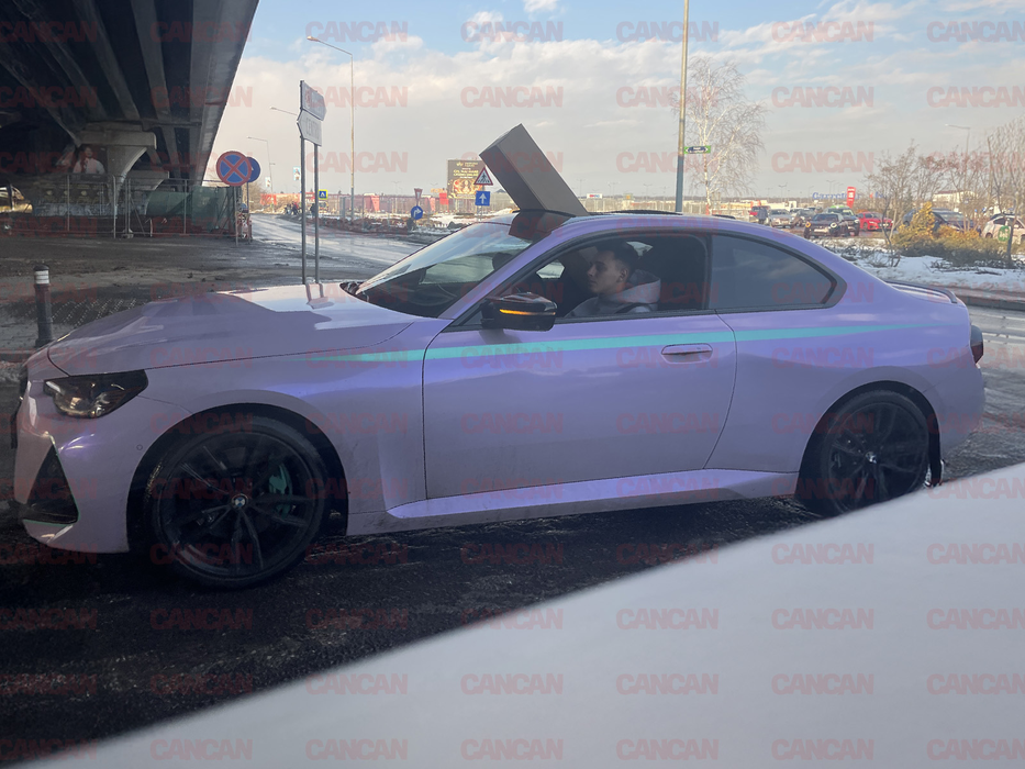 Iubitul Alexiei Eram cară mobilă cu BMW-ul pastelat al șatenei