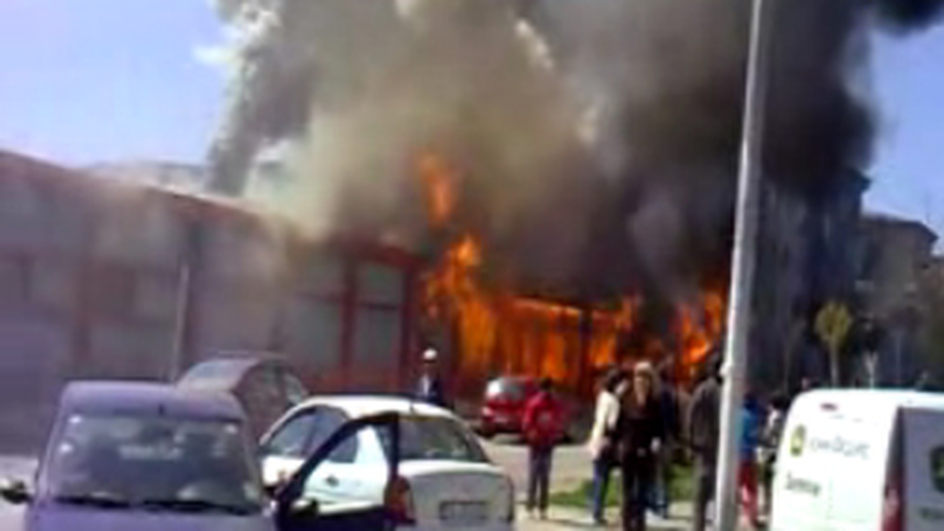 Un centru comercial din Deva a luat foc