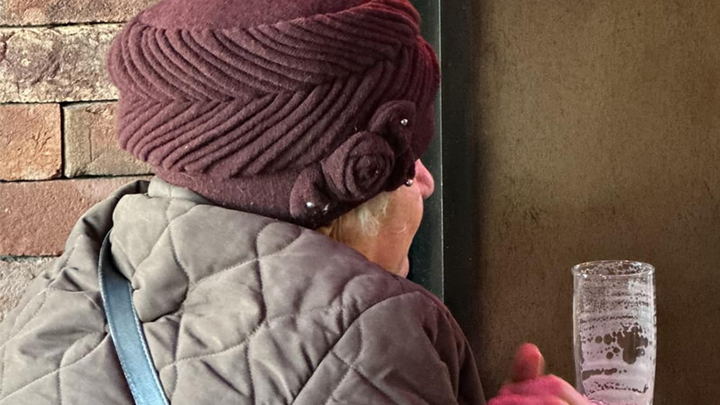 Ce cadou a primit această pensionară din Iași, de Ziua Îndrăgostiților: "S-a bucurat extraordinar de mult și a admirat-o vreo 30 de minute, cu mâinile împreunate"