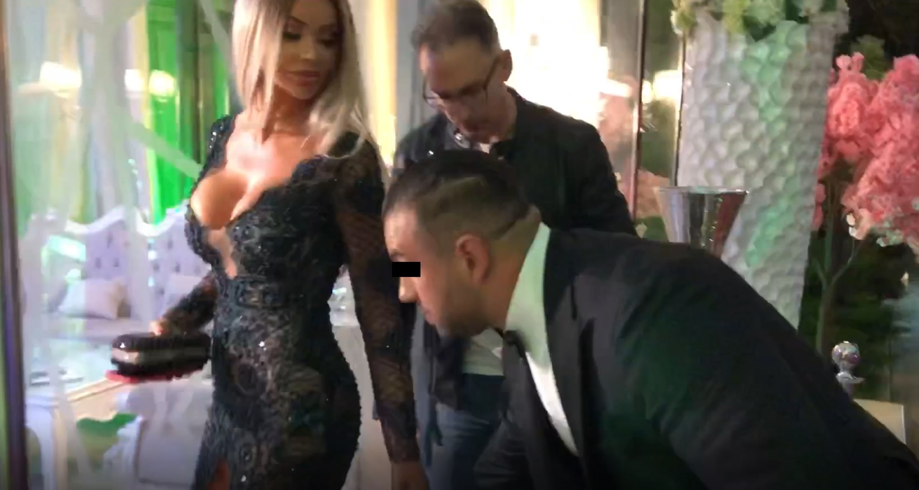 Bianca Drăgușanu, în lacrimi înainte să fie premiată aseară! Ce a pățit vedeta și cum a reacționat după ce soțul i-a călcat rochia scumpă | VIDEO EXCLUSIV