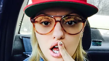 Cea mai tare fotografie făcută de ALEXANDRA STAN. Pe la spate, într-o pereche de pantalonaşi minusculi, şi-a arătat...