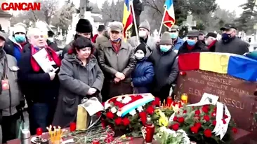 Imagini inedite de la mormântul soților Ceaușescu, de ziua fostului dictator. Oamenii nu au respectat regulile impuse de pandemie. VIDEO