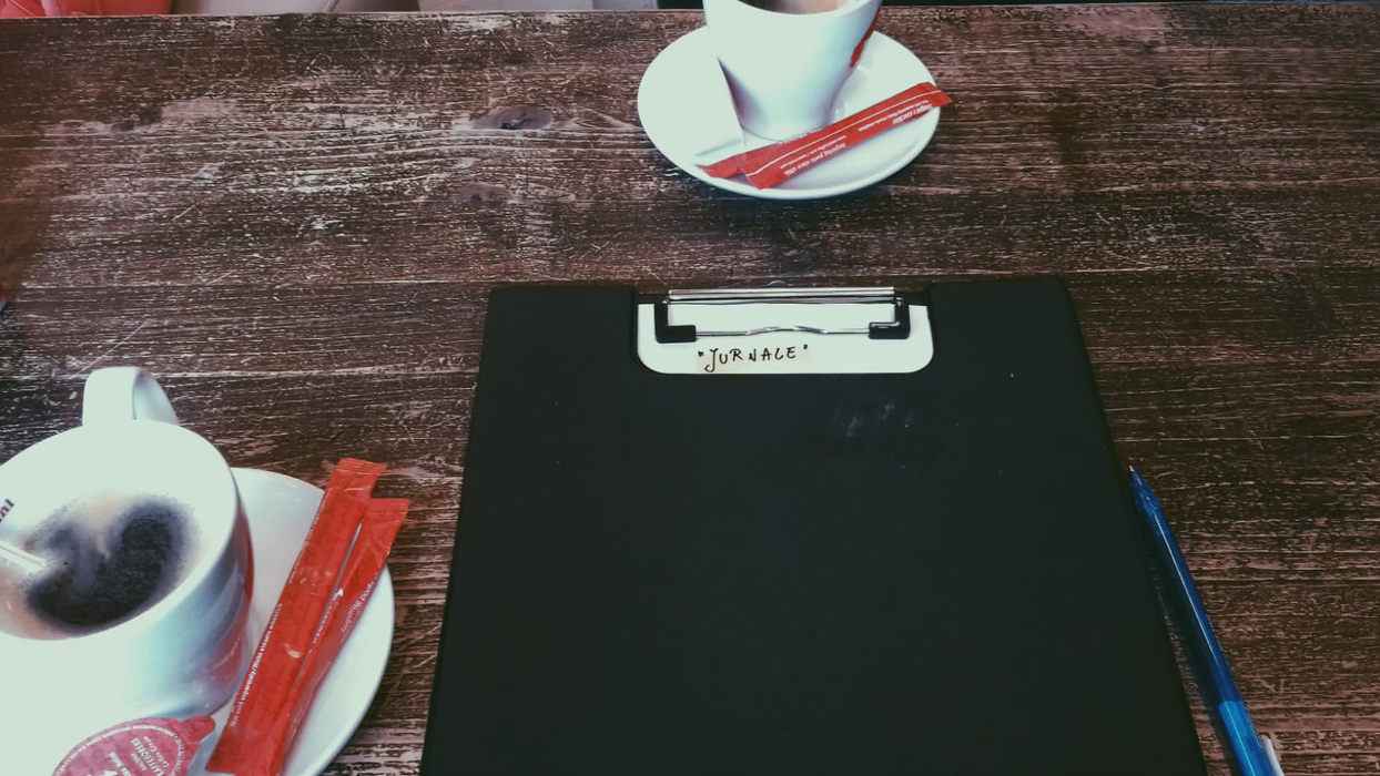 "Scriu de obicei noaptea, cu ceașca de cafea lângă mine și cu muzică clasică în căști”, se confesează tânăra ambițioasă