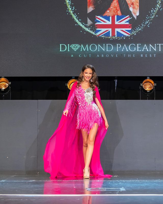 Românca în vârstă de 14 ani care a fost desemnată cea mai frumoasă fată din UK. Sursă foto: Instagram rebecca.maria10