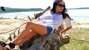 Afara este un soare dogoritor, dar Rocsana Marcu sta la plaja cu hainele pe ea!