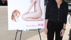 Olivia Munn, goala pentru PETA. Lupta impotriva hainelor de blana!