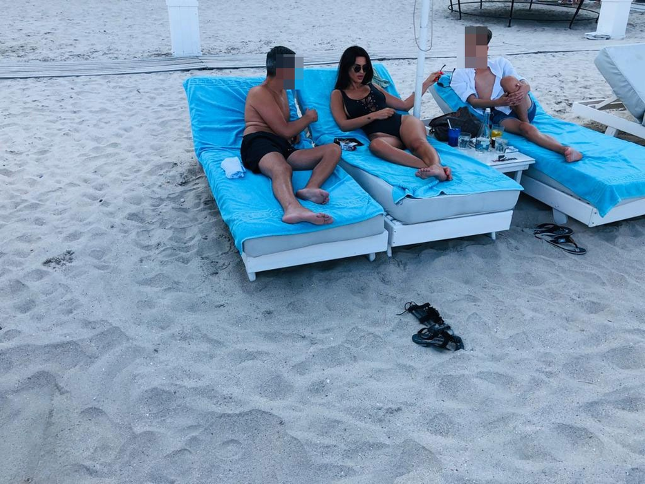 Fosta concurentă de la “Bravo, ai stil!” s-a vindecat după despărțirea de italian. Am filmat-o la mare, flancată de doi masculi, în timp ce…