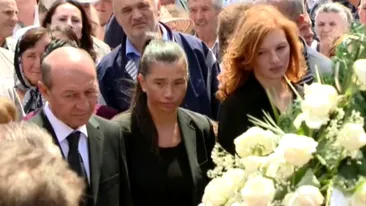 Ce s-a întâmplat de fapt cu faţa Elenei Băsescu! Fiica preşedintelui are probleme grave după ce a născut