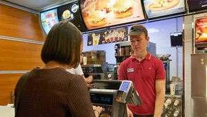 Câți lei primește salariu un angajat la McDonalds în București. Pentru acesti bani, muncește pe brânci și la bucătărie, și la casa de marcat
