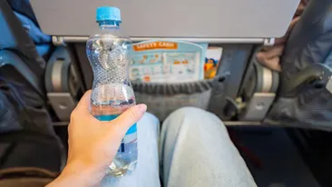 De ce este mai scumpă apa din avion? Explicația te va lăsa fără cuvinte