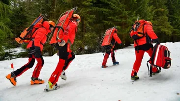 Salvamontiştii recuperează un turist accidentat la Lacul Capra. Trei persoane epuizate fizic sunt căutate