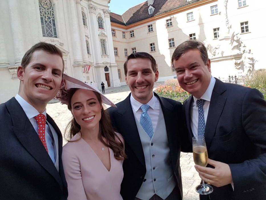 Pentru ceremonia religioasă, viitoarea Lady Di a României a îmbrăcat o rochie cu mâneci lungi