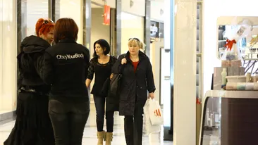 Elena Carstea, cu ochii in lacrimi la mall! Vezi aici ce a emotionat-o peste masura pe cantareata!