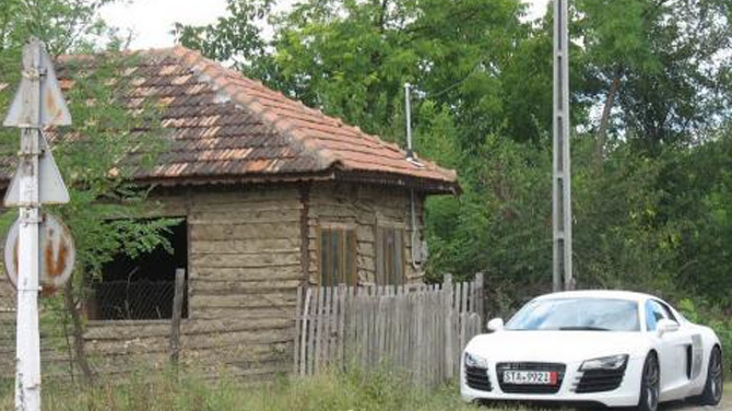 Imaginea de 100.000 de euro! Amaratul asta a plecat in Germania dintr-un catun din Moldova, cand s-a intors a parcat un Audi R8 in fata colibei - DEMENTIAL