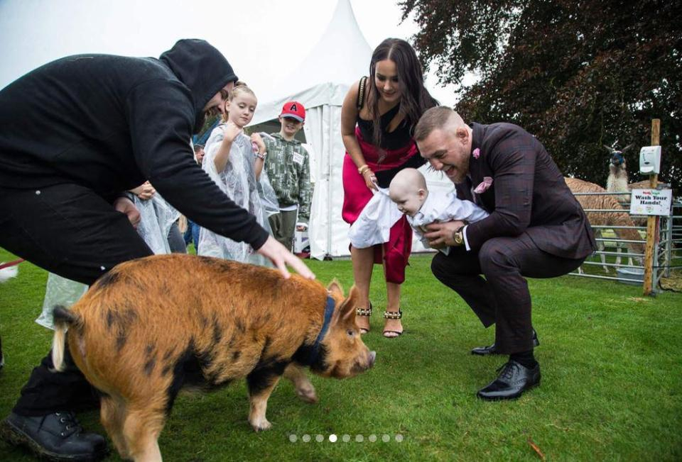 Luptătorul Conor McGregor şi-a creştinat fiul! Imaginile de la botezul micuţului sunt de poveste şi au lăsat pe toată lumea cu gura căscată