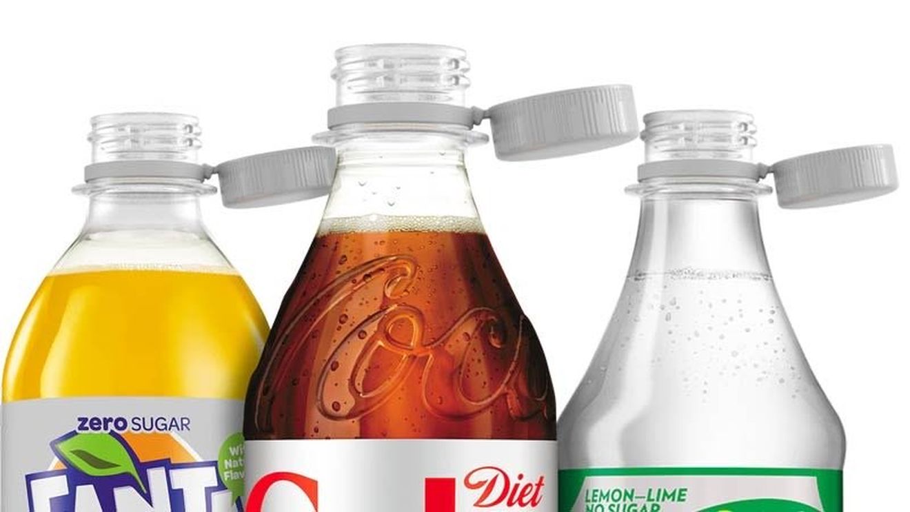 Motivul real pentru care UE a obligat Coca-Cola să lipească toate capacele de sticlele din plastic. România este una dintre țările în care au apărut noile peturi