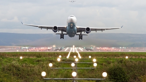 Avion plin cu români, blocat de sâmbătă dimineață pe un aeroport din Paris!
