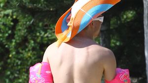 Apariţie incredibilă, pe litoral! Acest bărbat a „furat“ o pereche de bikini şi a ieşit aşa la plajă
