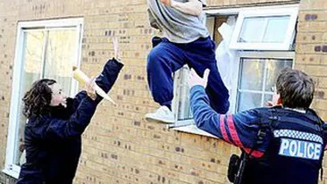 A aterizat in bratele politistilor