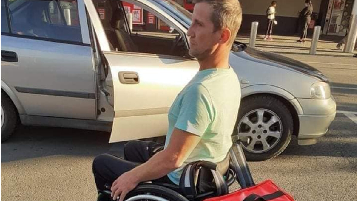 Marius, livratorul în scaun cu rotile a rămas șomer. Apel disperat al bărbatului pentru un nou loc de muncă