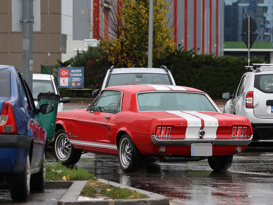 George Ogăraru conduce un Ford Mustang GT Fastback (SURSA FOTO: CANCAN.RO)