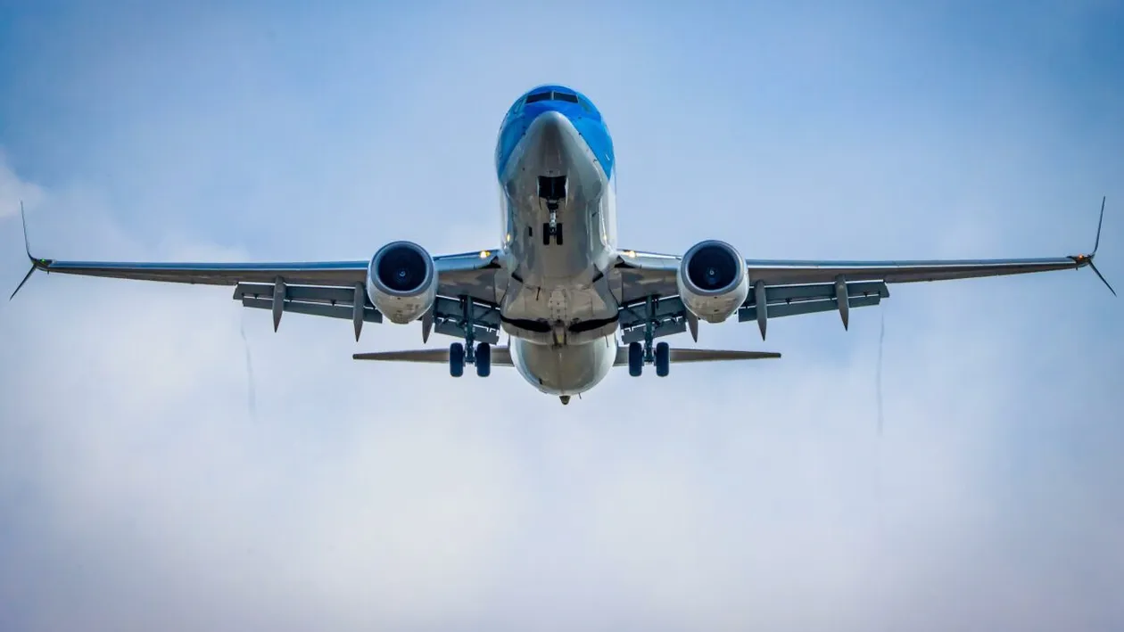 Momente de panică la bordul unui avion! Un pasager, la un pas de tragedie după ce geamul cabinei s-a spart în timpul zborului: Cu greu au reușit să-l tragă înapoi