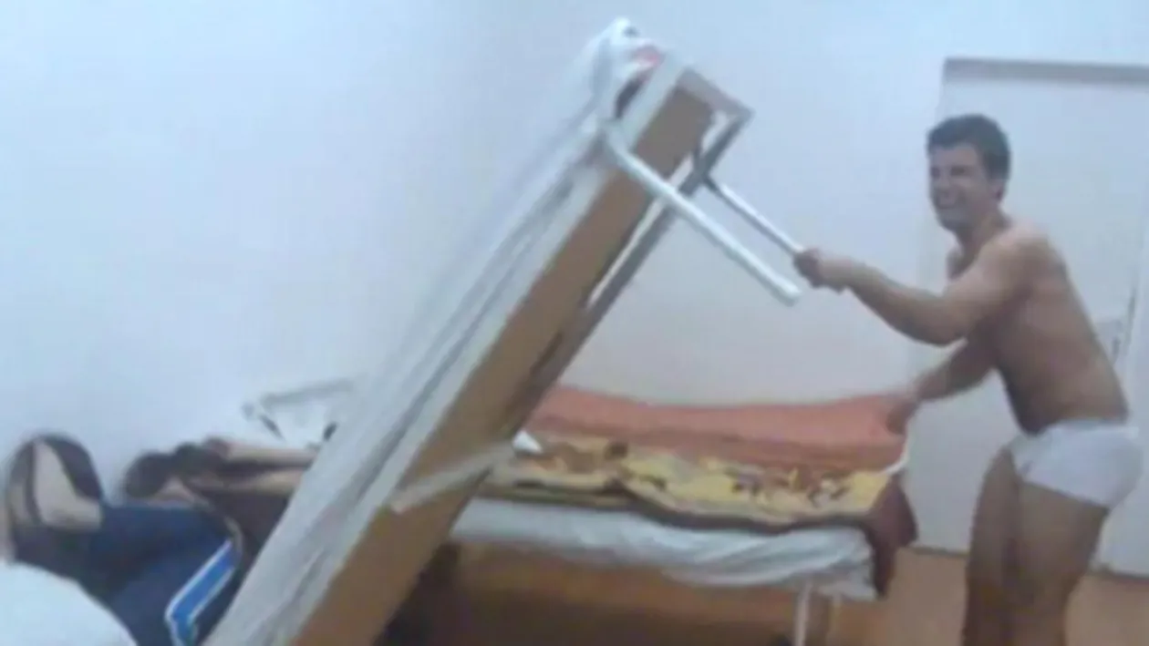 VIDEO Asta e gluma care nu te va mai lasa sa dormi toata saptamana! Un elev de la un internat de liceu agricol isi izbeste de perete colegul de camera in timp ce dormea!