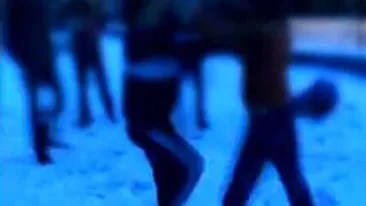 VIDEO Doi elevi si-au impartit pumni sub privirile colegilor! Nimeni nu a intervenit!