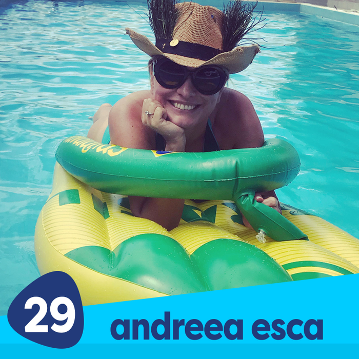 Andreea Esca, sexy și jucăușă pe plajă