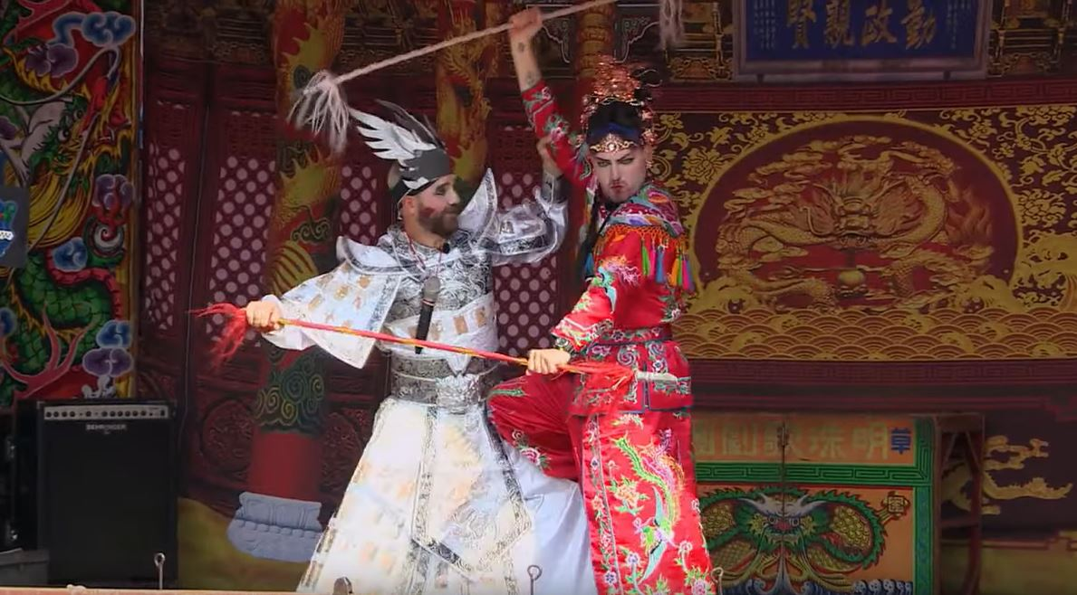 Scene incredibile difuzate de Antena 1, de la Asia Express! Alex Abagiu l-a sărutat pe Radu Vlăduţ. Gina Pistol, reacţie surprinzătoare