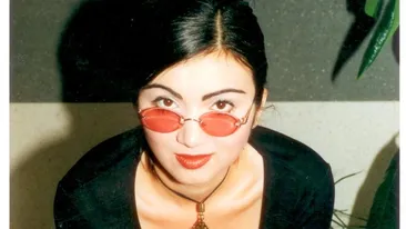 Adriana Bahmuțeanu, ca un vampir lângă ficus! Fotografia misterioasă de pe casa scării care rescrie legenda Prigoană