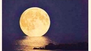BANCUL ZILEI | Luna de pe cer