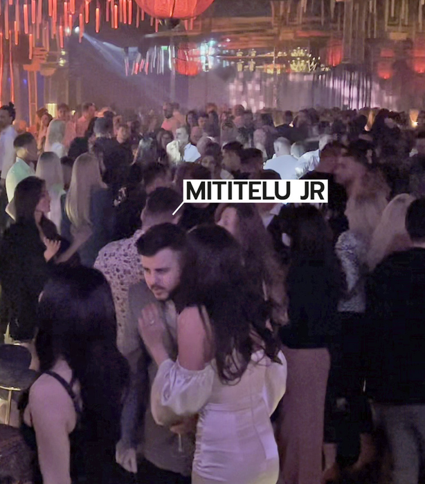 Mititelu Jr. flirtează cu o brunetă (Foto: CANCAN.RO)
