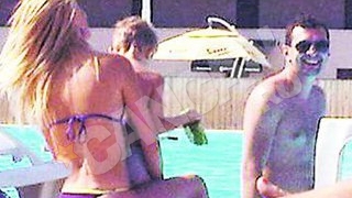 Larisa Dragulescu, agatata de un brunet bine! Flirt la piscina cu copilul in brate