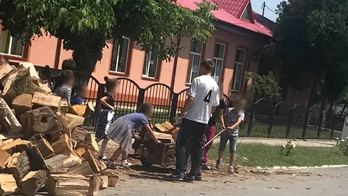 Elevii de clasa I au carat lemne de foc la o scoala din Braila. Imagini revoltatoare pentru niste copii de varsta lor. De ce au facut-o