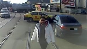 Răsturnare de situație! Șoferul BMW-ului împins de tramvai, legături suspecte cu o periculoasă grupare mafiotă