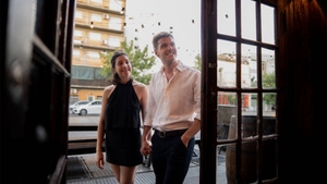 Bărbatul sau femeia? Cine trebuie să intre primul într-un restaurant sau în bar, de fapt