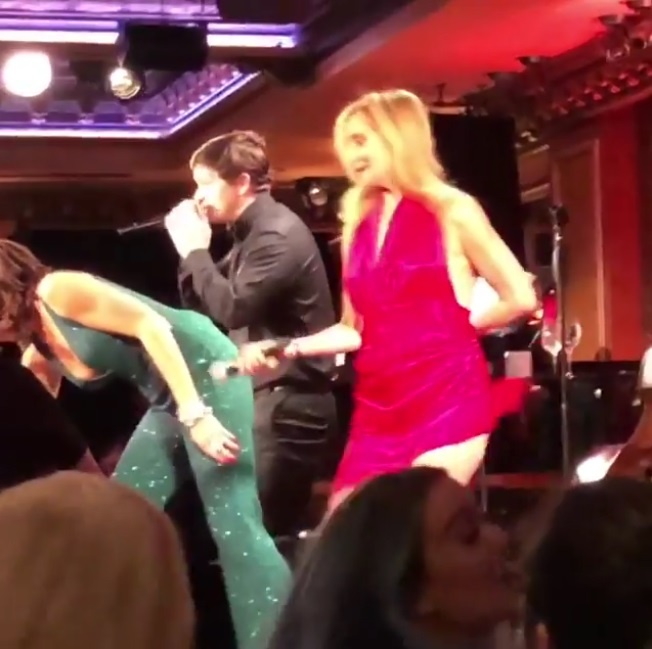 Artista Sonja Morgan a rămas în goală pe scenă. I s-a desfăcut rochia în timp ce cânta. Imaginile din timpul striptease-ului oferit din greșeală au devenit publice