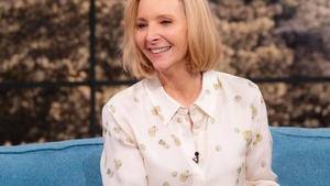 Suma uriașă câștigată anual de actorii din „Friends”. Lisa Kudrow a recunoscut câți bani primesc din reluările serialului