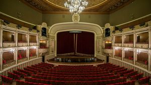Românii vaccinați cu ambele doze vor putea să meargă la teatru și la operă fără mască de protecție