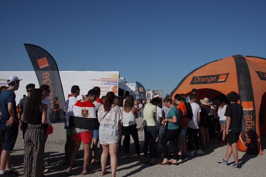 Standurile Orange au atras numeroşi participanţi la festivalul Neversea