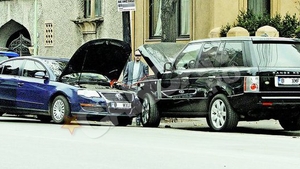Doi barbati saritori au rezolvat problema fostei sotii a lui Ilie Dumitrescu: Au "curentat-o" pe Letitia in fata portii