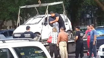 VIDEO Imagini incredibile in Capitala! Un sofer a facut tot posibilul ca masina lui sa nu fie ridicata de hingherii auto!